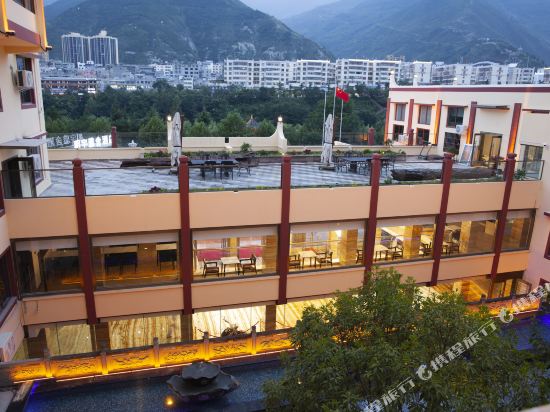 茂县明宇雅舍酒店停车场-出入口