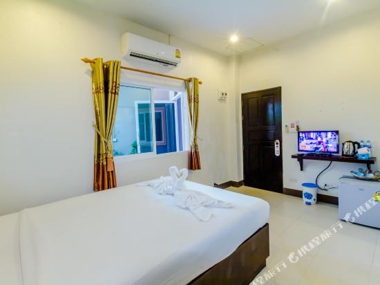 Baan Yuyen Karon Guesthouse - Tap to explore photos