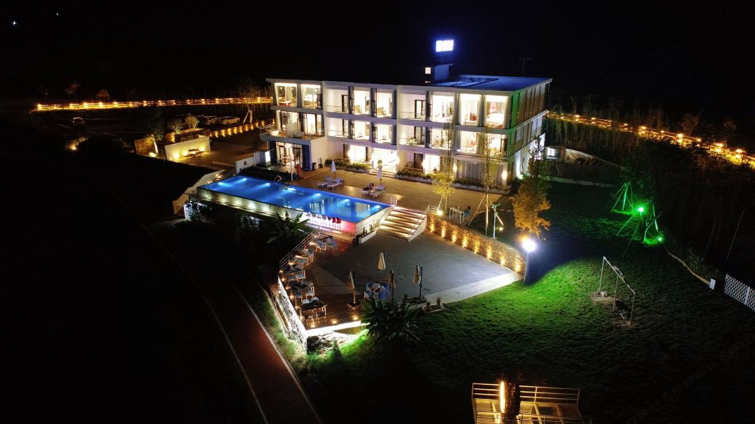 The mountain and the water embrace the Pleasant Bay Homestay