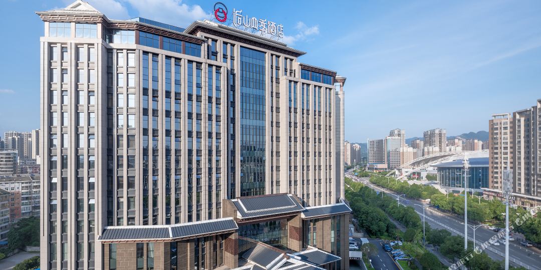 逅山四纪酒店