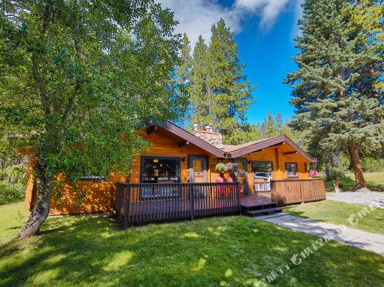 Castle Mountain Chalets - Tap to explore photos