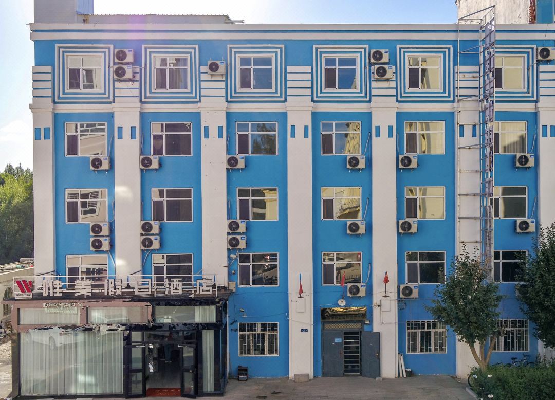 Weimei Holiday Hotel (Burqin Riverside Night Market)