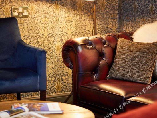 The Fleece at Cirencester - Tap to explore photos