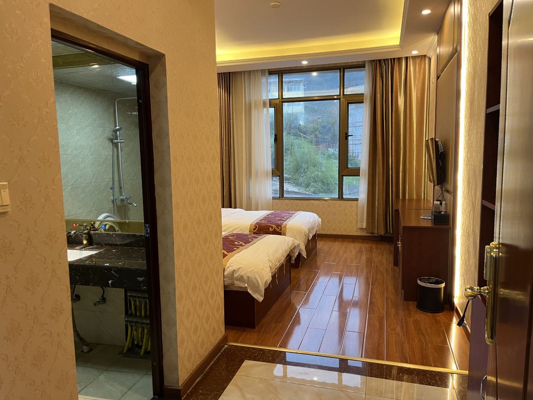 Luqu Dele Holiday Hotel