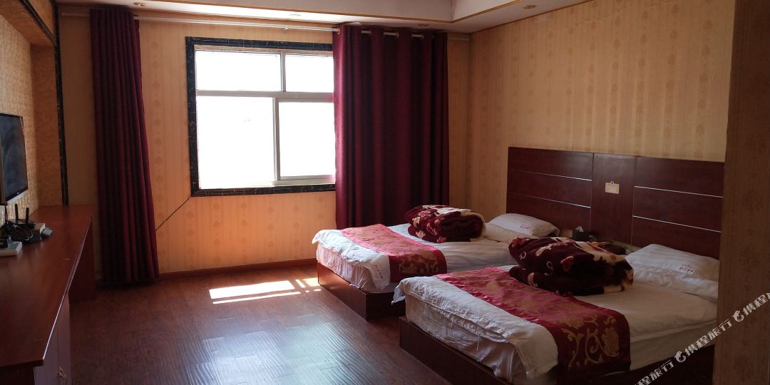 尼玛多巴苗仓宾馆