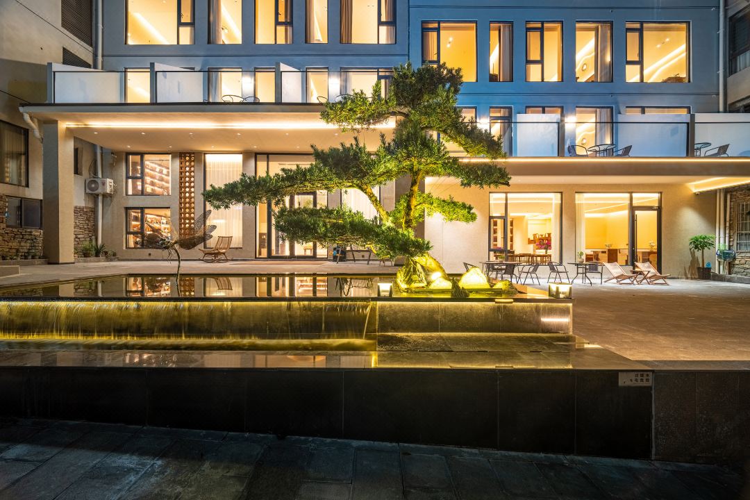 Libo Xiaoqikong Manga Rhythm: Thirteen Months Meeting in the Courtyard