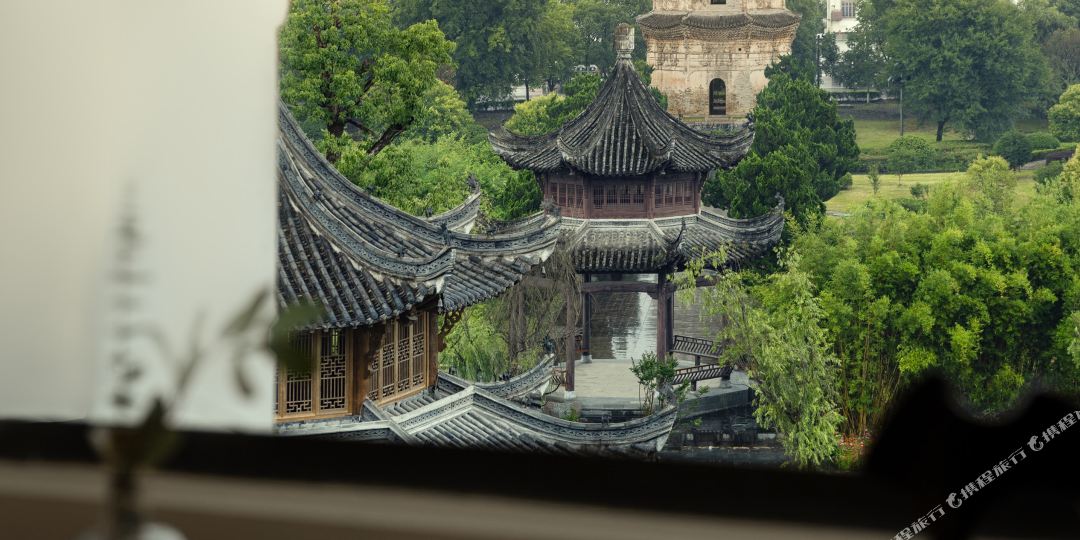 诗歌莉漫戈塔天榕庄