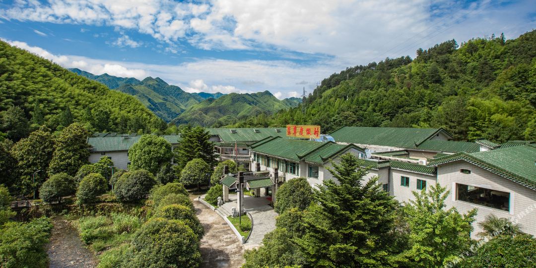 翡翠渡假村(风景区南大门店)