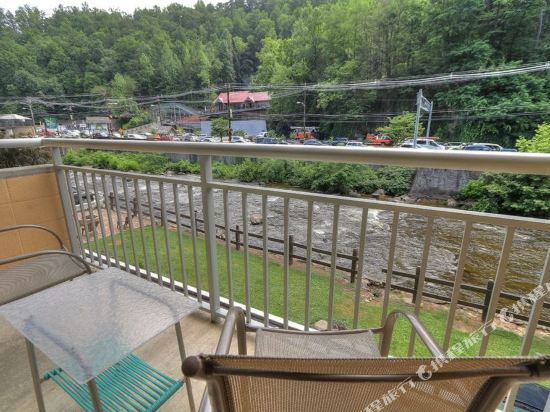 Gatlinburg River Inn - Tap to explore photos