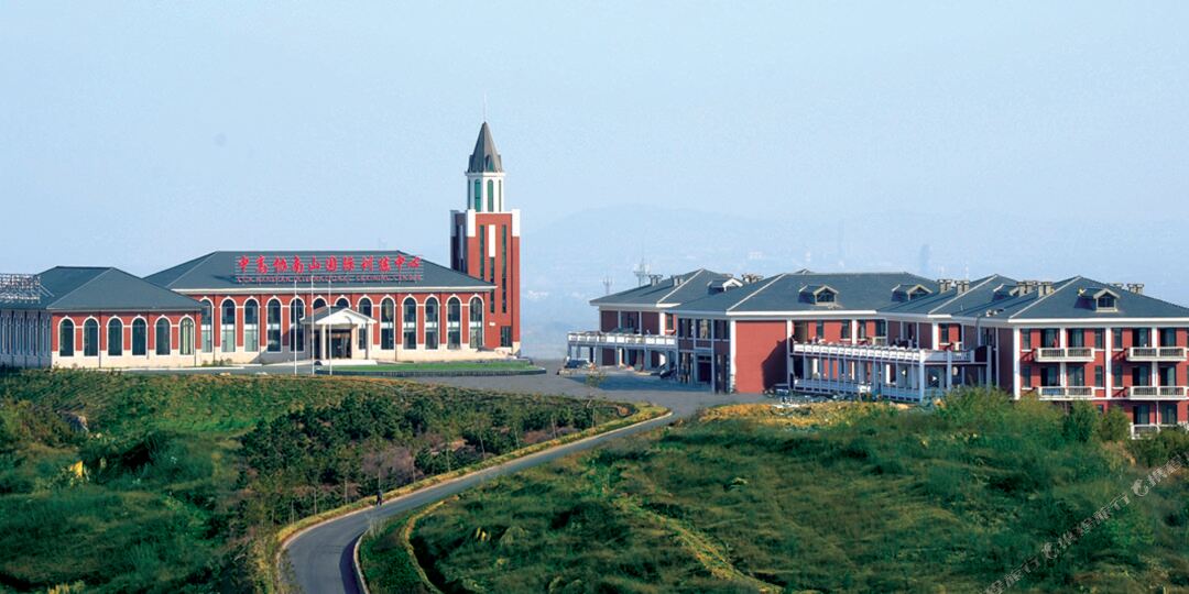 龙口市南山中高协国际训拣中心会所