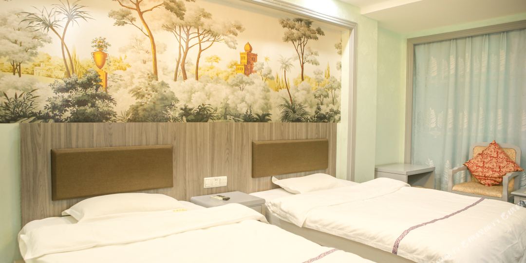 华朋宾馆(昆明高新小屯地铁站店)