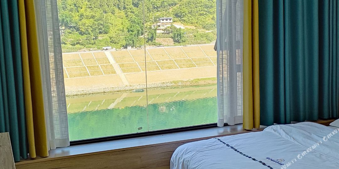 鹏水俊鑫楼民宿
