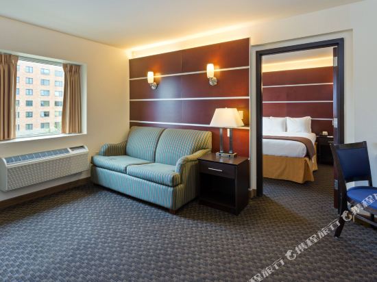Days Inn & Suites by Wyndham Milwaukee - Tap to explore photos