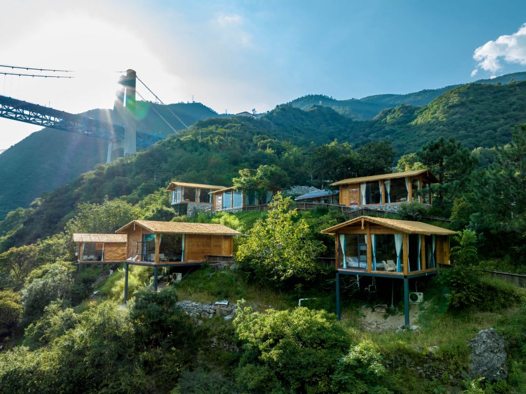 官官邸|Cliffside Cabin 日照金山懸崖江景民宿（虎跳峽景區店）