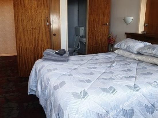 The Northern Wairoa Hotel - Tap to explore photos
