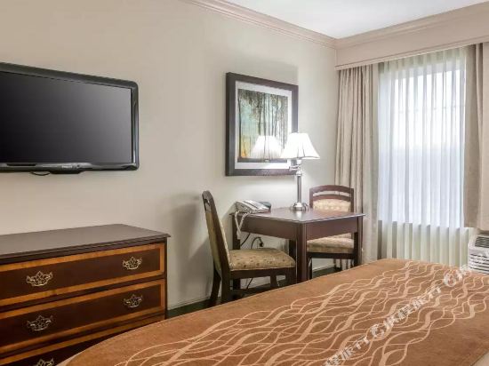 Comfort Inn Plainwell - Tap to explore photos