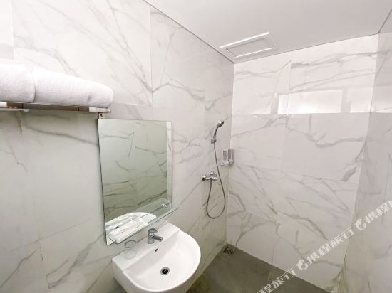 Lun Hotel Manado - Tap to explore photos