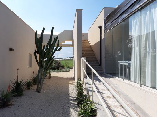 Scilla Maris Charming Suites-Restaurant - Tap to explore photos