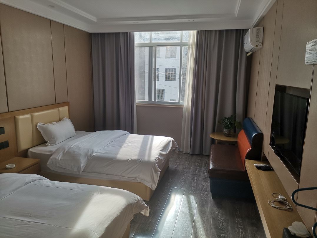 Luoping Jiahao Style Hotel