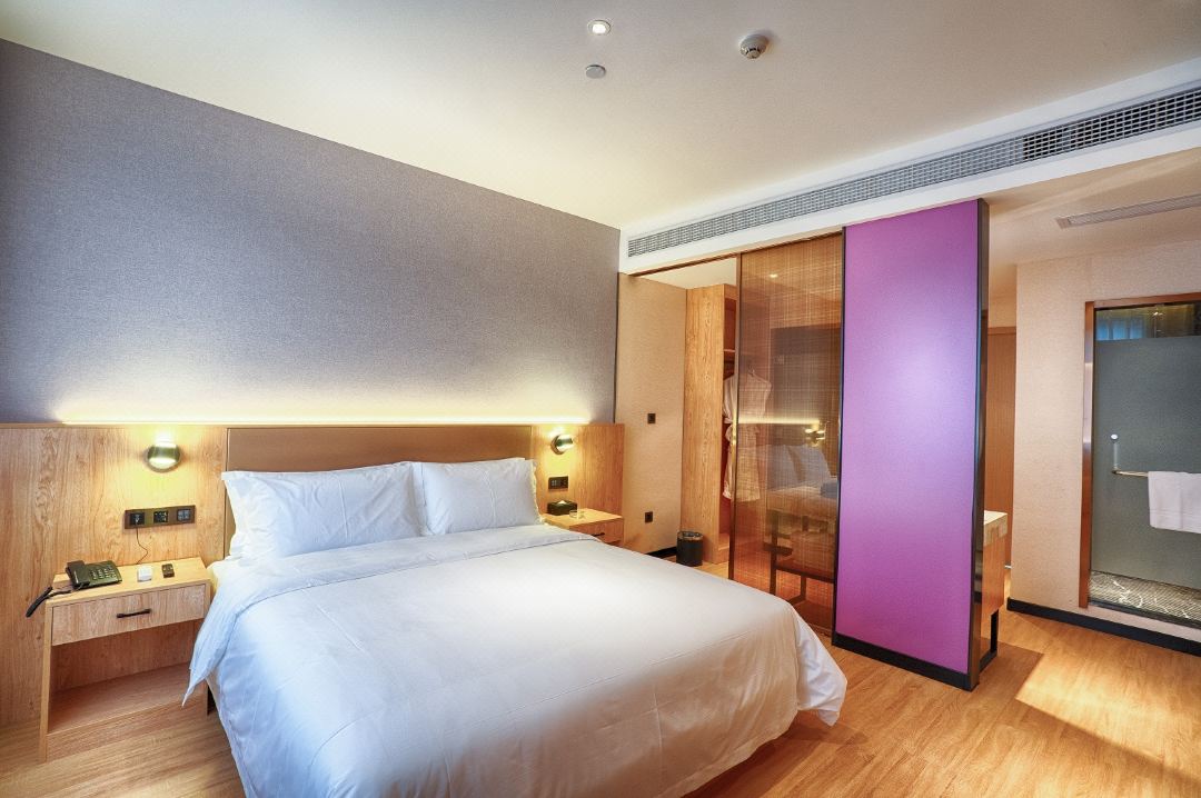 Bailian Hotel (Liupanshui High Speed Railway Station People's Square)