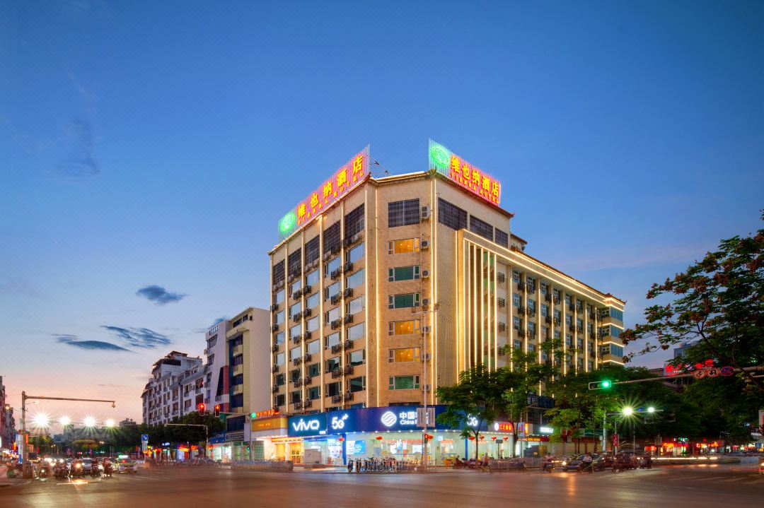 Vienna Hotel (Hezhou Lingfeng Square)