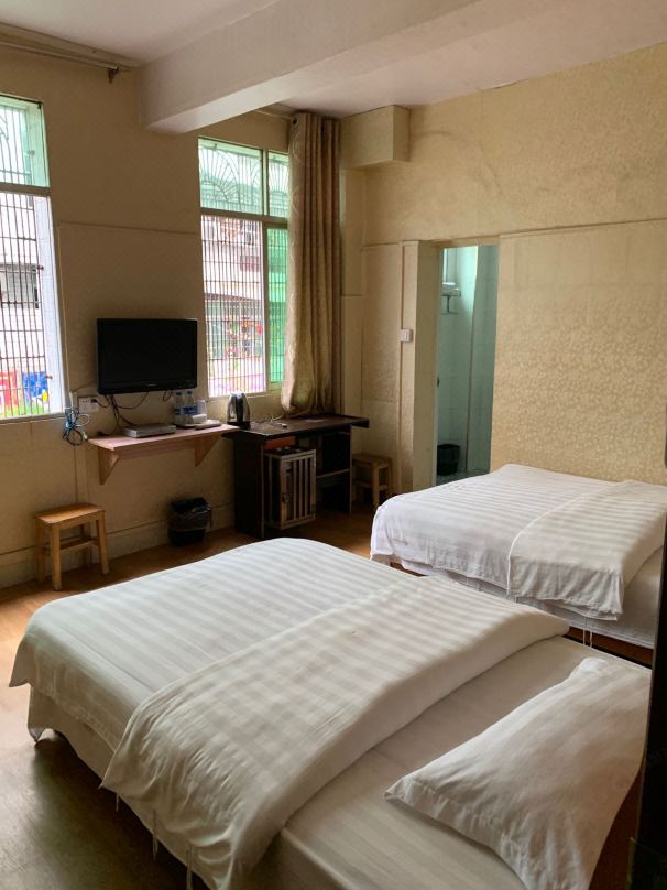 Jinping Zhonghou Hotel