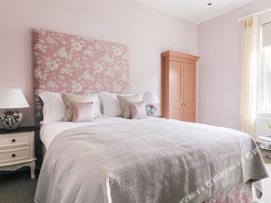 Tyndall Villa Boutique B&B - Tap to explore photos