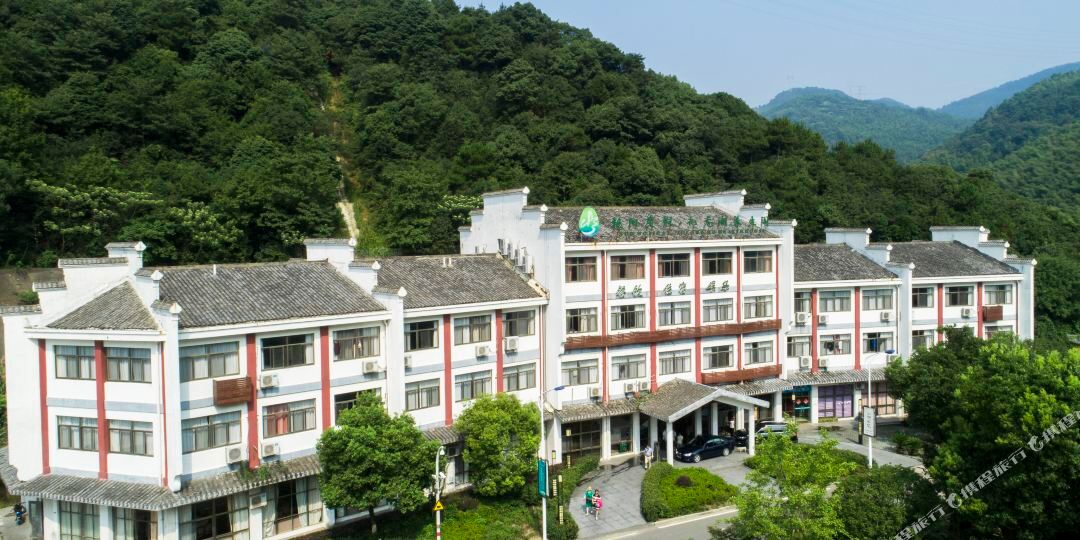 九龙虎艳阳度假养生阁