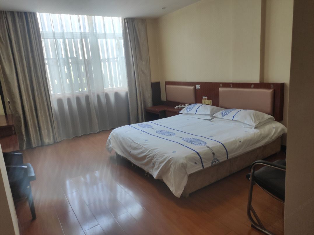 Ningbo Deli Holiday Hotel