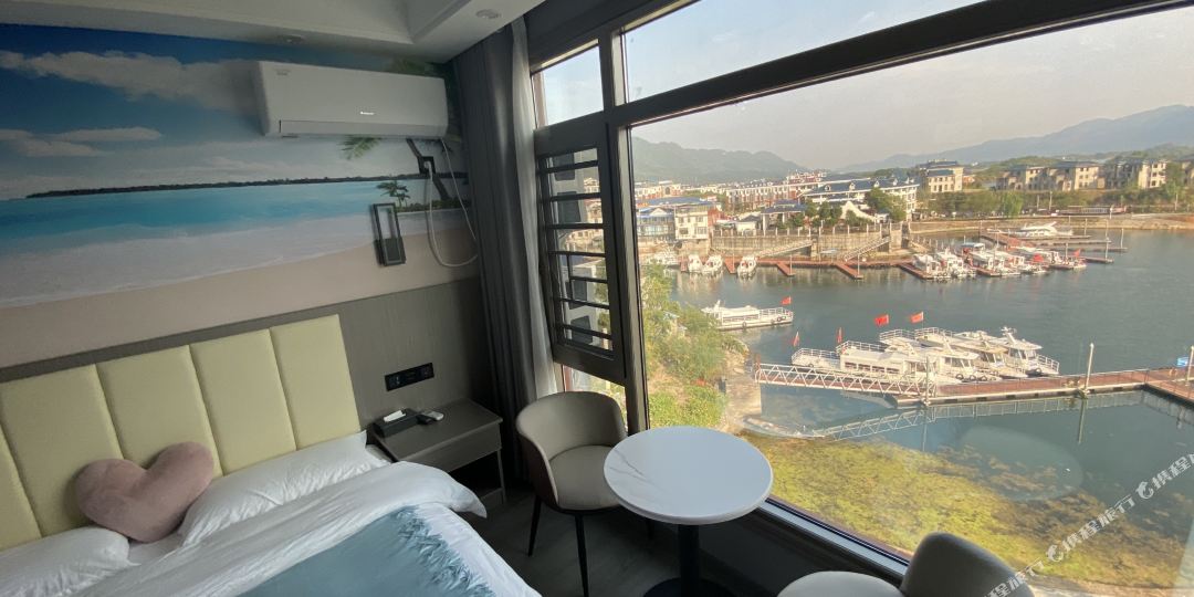 仙岛·湖畔湖景侣主题酒店