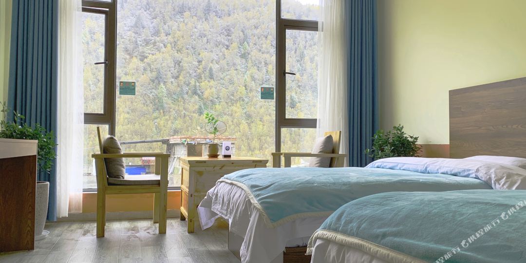 四姑娘山彩云间老山客旅行民居