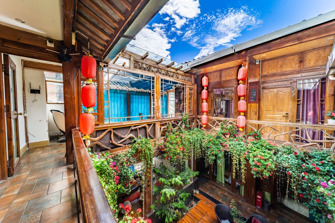 Lijiang Clouds flying high Inn