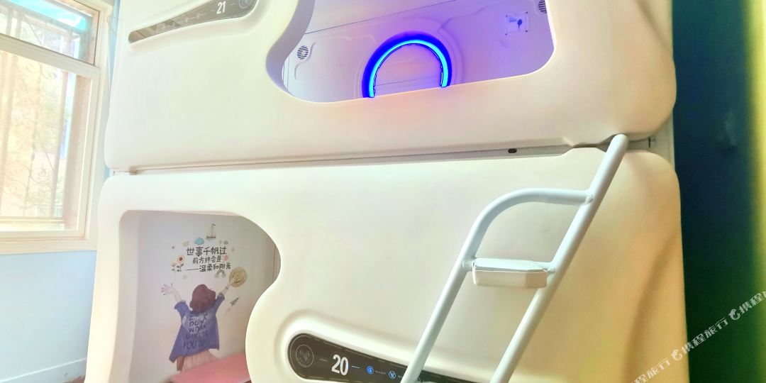寻梦太空舱青年会旅舍(光谷广场地铁站店)
