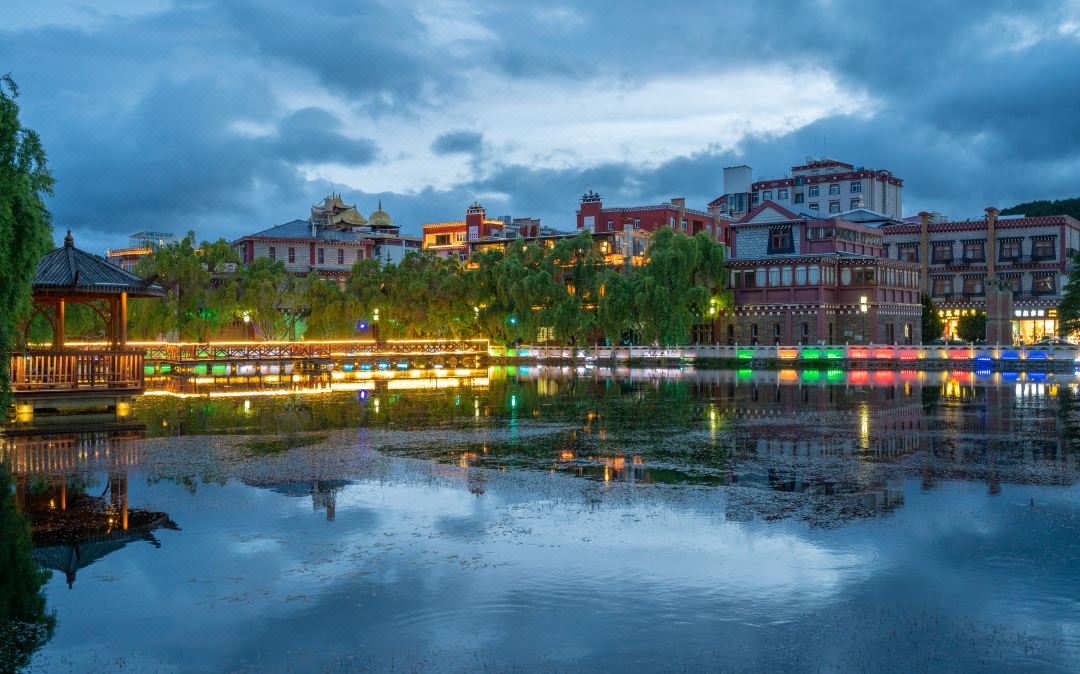 Gilleteng Shangri-La Hotel (Dukezong Ancient City Longtan North Road)