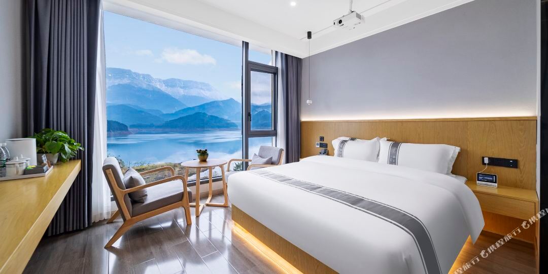 瓦屋山依山酒店