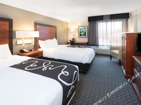 La Quinta Inn & Suites by Wyndham San Antonio Riverwalk - Tap to explore photos