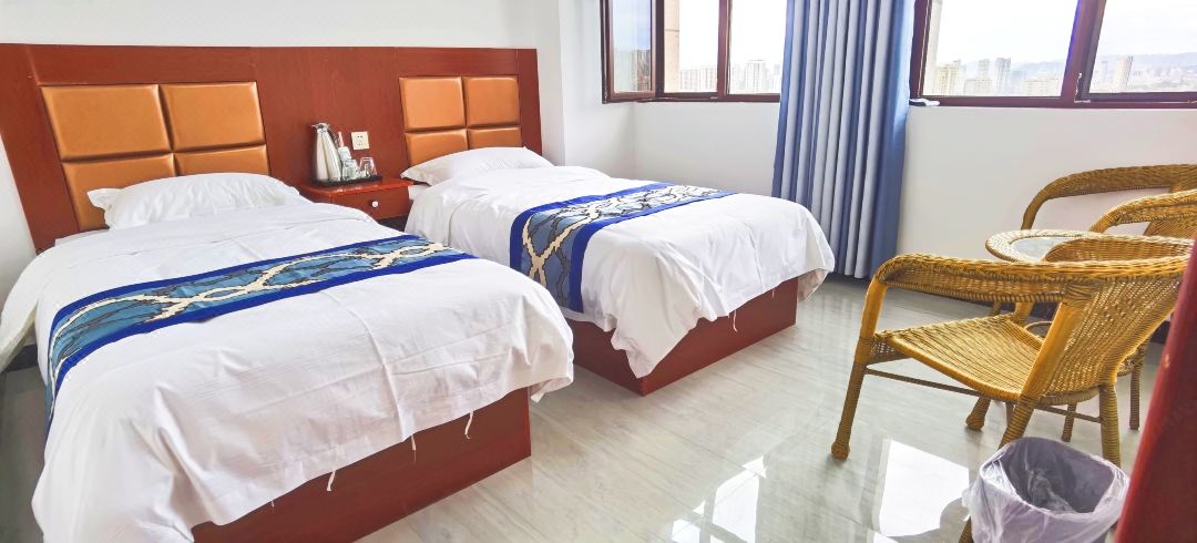 Baiyinze Peak Business Hotel