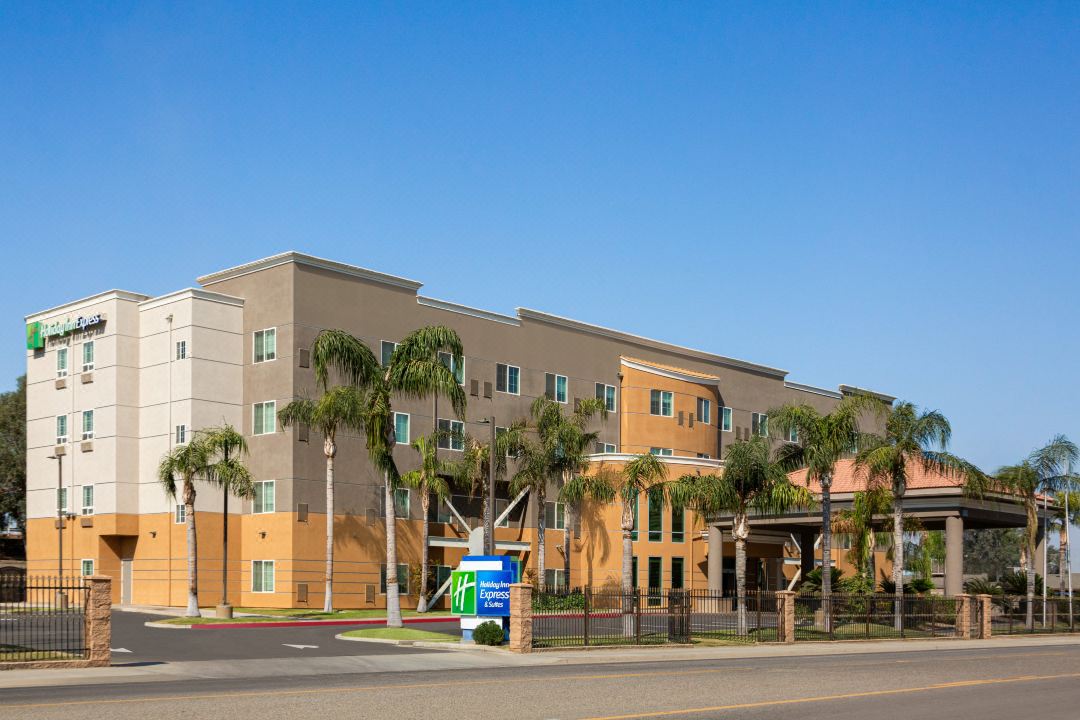 Holiday Inn Express & Suites BAKERSFIELD CENTRAL by IHG