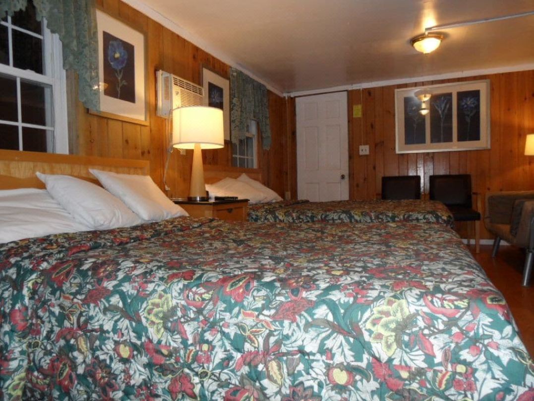Seven Dwarfs Motel & Cabins