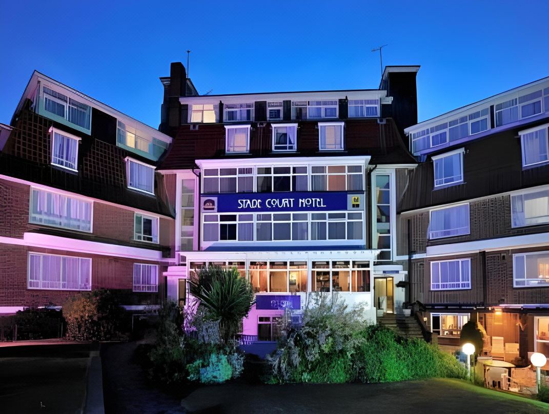 OYO Stade Court Hotel