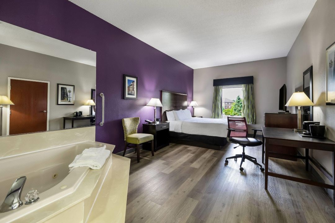 La Quinta Inn & Suites by Wyndham Louisville East
