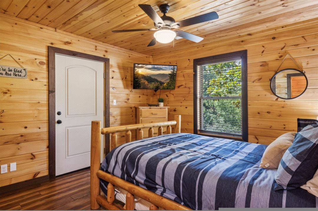 Private 15 Acres Wpond, Hot Tub, Game Room