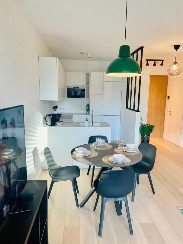 Large 1 Bedroom -Center Terrace Parking