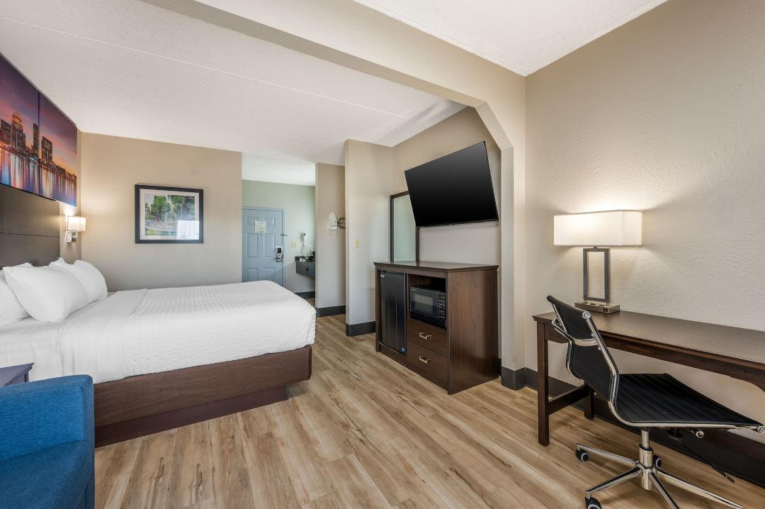 Clarion Pointe Louisville East