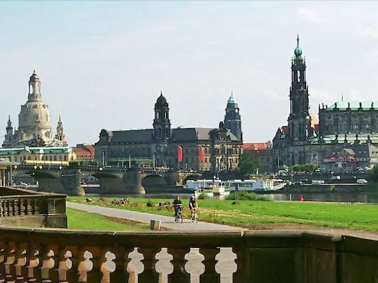 Bayerischer Hof Dresden - Tap to explore photos