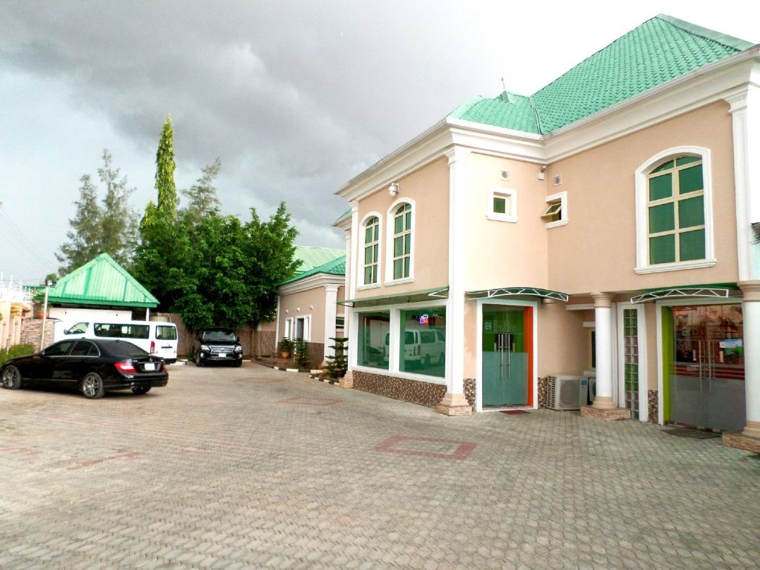 B's Hive Hotel & Suites