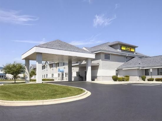 Super 8 by Wyndham Verona/Madison - Tap to explore photos