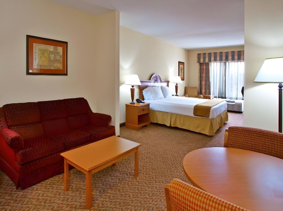 Holiday Inn Express & Suites Spring Hill