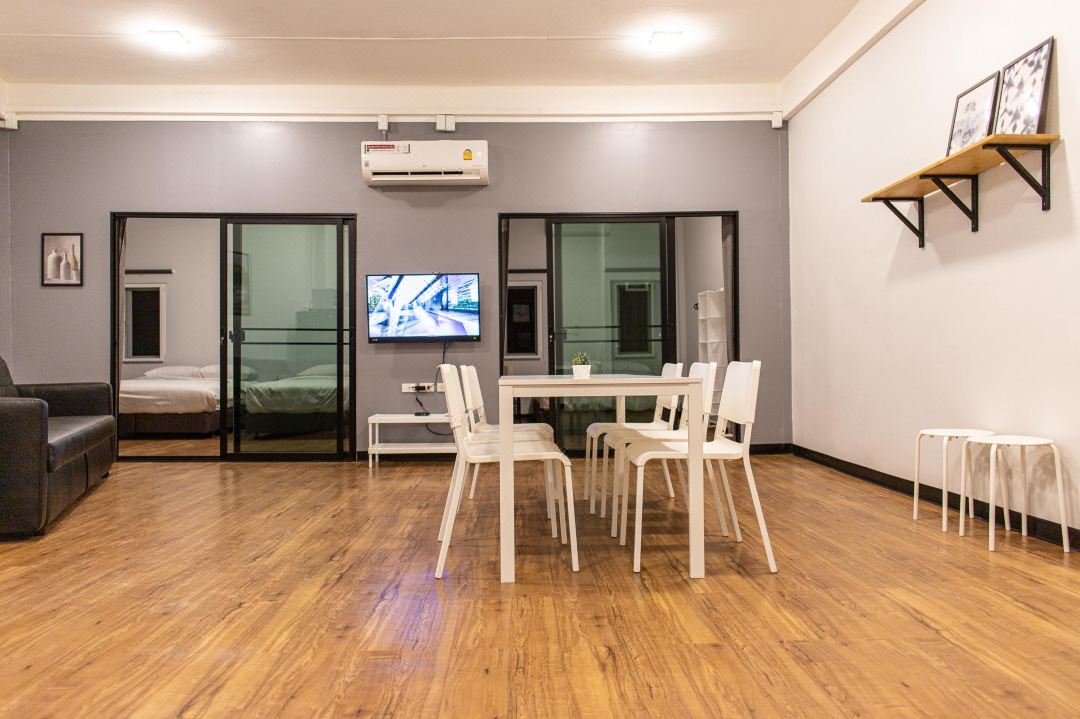 U4 Large 2 Bed Rooms Full Kitchen 200m to BTS
