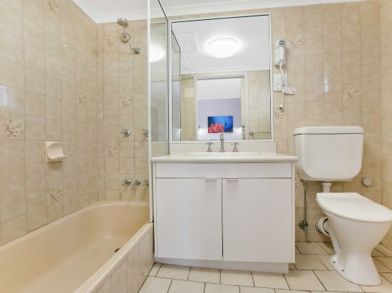 Comfort Inn Cairns City - Tap to explore photos